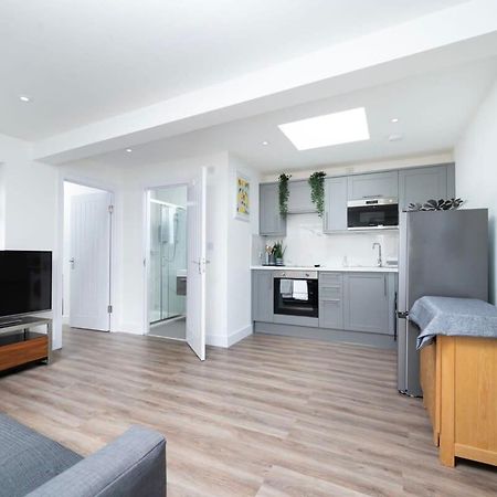 Cozy Single Level Flat With Parking Apartamento Enfield Exterior foto