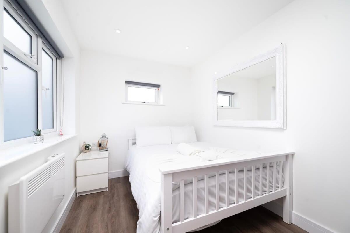 Cozy Single Level Flat With Parking Apartamento Enfield Exterior foto