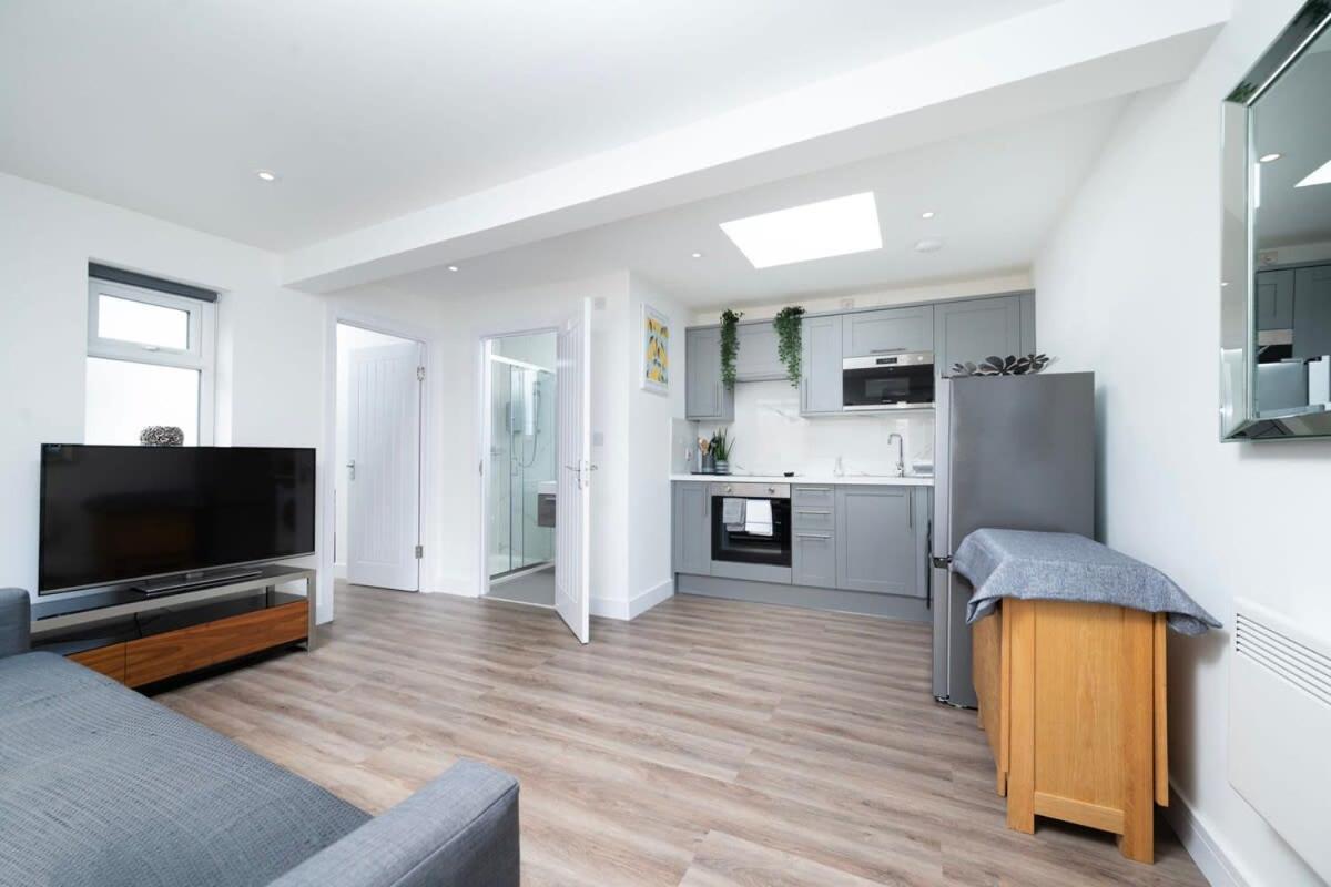 Cozy Single Level Flat With Parking Apartamento Enfield Exterior foto