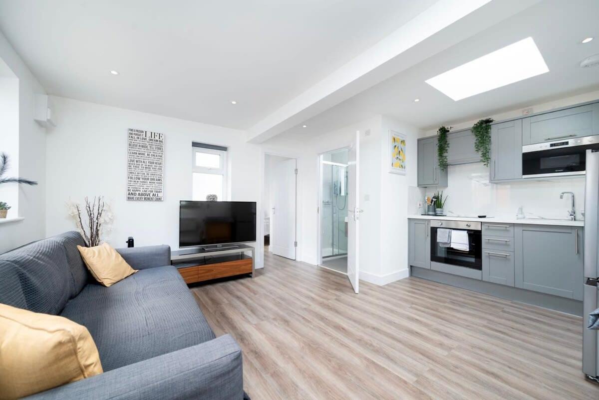 Cozy Single Level Flat With Parking Apartamento Enfield Exterior foto